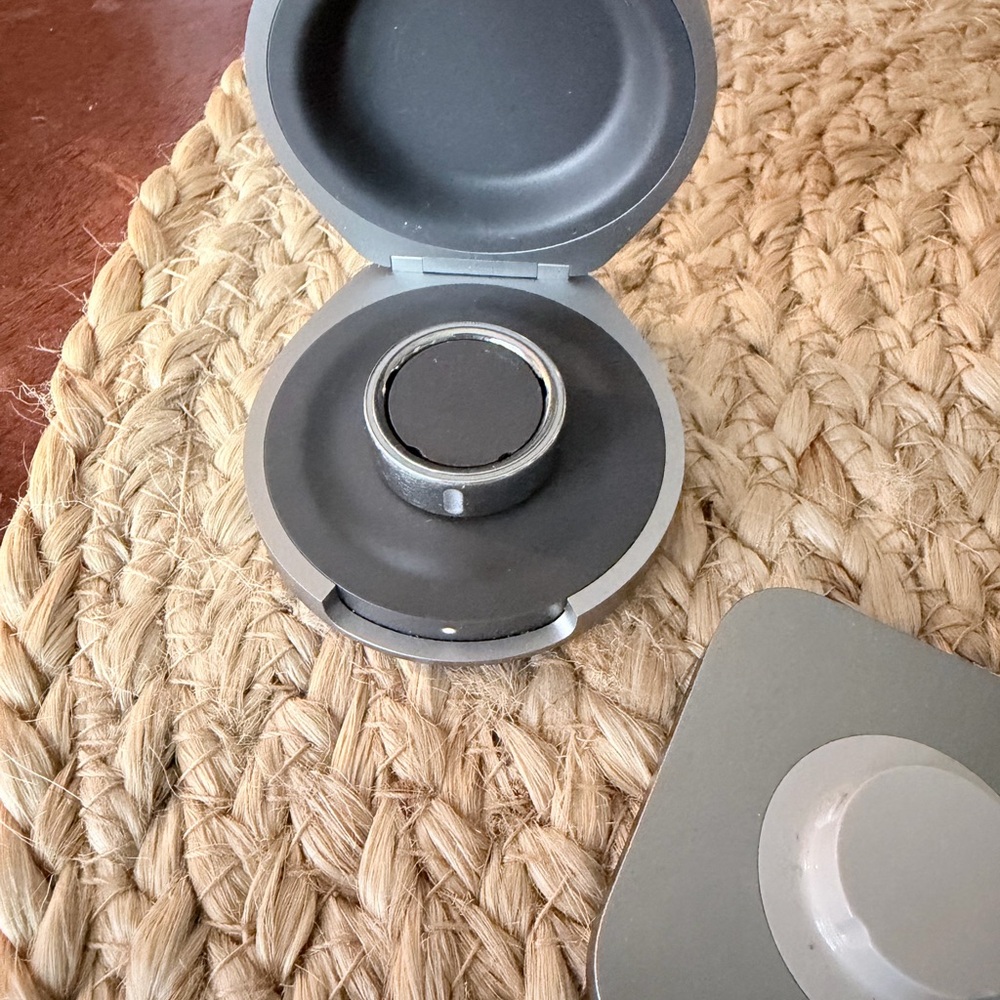 Oura Ring 4 Size 9 with original magnetic charger AND wireless charging case